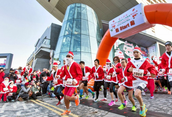 Miles de personas participan en Japón en una carrera temática de Navidad